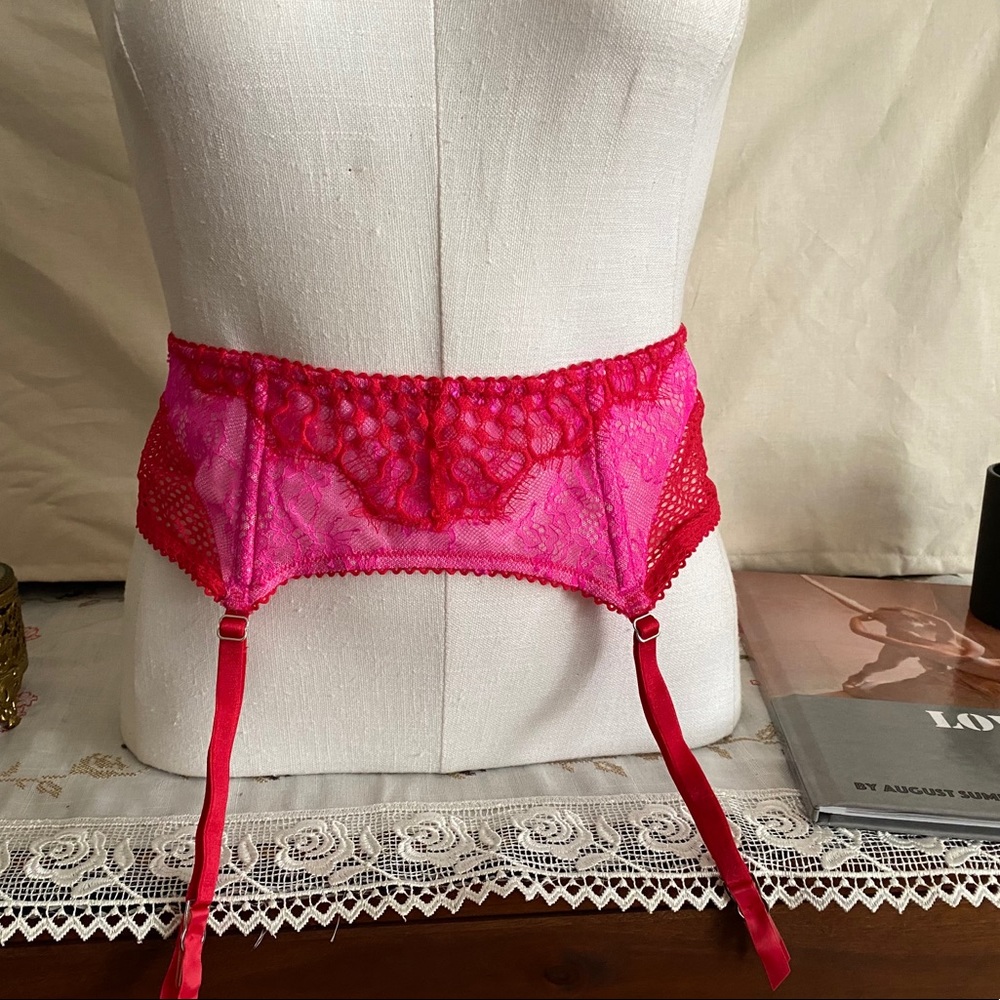 💖Victoria’s secret pink and red garter belt NWT